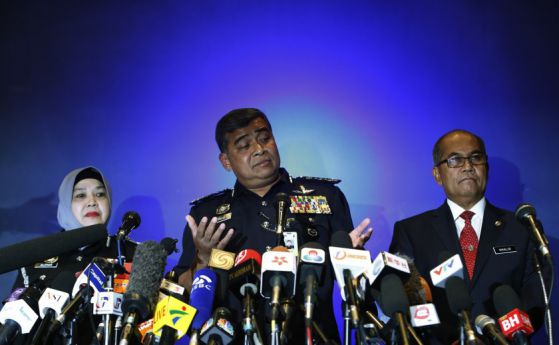 Брифинга в Куала Лумпур, на който главният полицейски инспектор обявява, че мистерията с полет 370 може никога да не бъде разгадана.