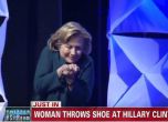 Жена замери Хилари Клинтън с обувка (видео)
