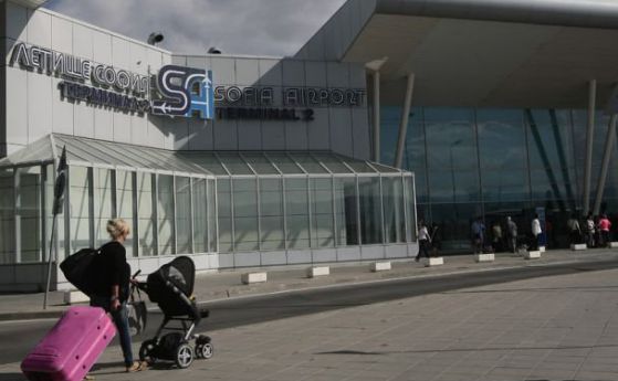 Самолет каца аварийно на летище София
