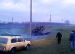 Лада преследва танк в Славянск (видео)