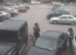 Двете похитителки вкарват откраднатия Доро в колата си. Снимката е от камерите на "Била".