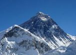Девет души загинаха при лавина под Еверест