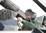 Румънският премиер летя като втори пилот на F-16 (видео)