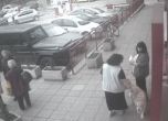 Двете жени са снимани от камерата на "Била" в момента на отвеждането на кучето.