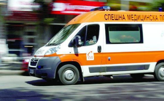 Линейка с пациент катастрофира в квартал "Подуяне"