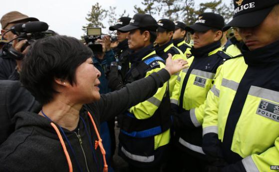 Протест на близките на потъналите с кораба в Южна Корея