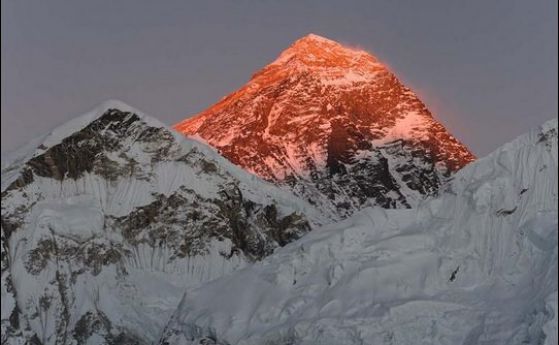 Алпинисти масово слизат от Еверест заради лавини