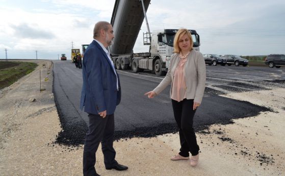 Десислава Терзиева инспектира строителството на магистрала 