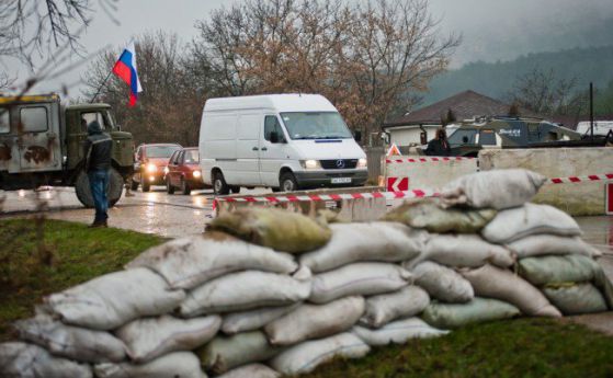 Украйна затваря границата с Крим