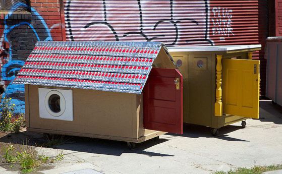 Артист прави от боклук къщи за бездомници (галерия)