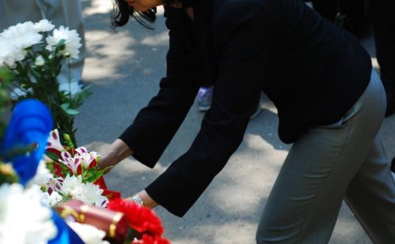Кунева поднася цветя пред паметника на загиналите в Сръбско-българската война.