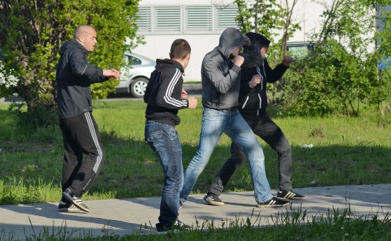Масов бой между фенове на ЦСКА и „Левски“ на женския финал по волейбол (галерия)