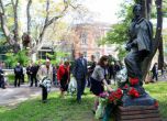 БСП върна паметника на Никола Вапцаров в градинката зад НХГ