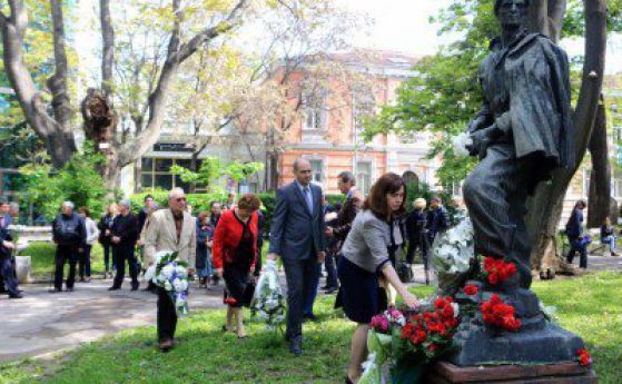 БСП върна паметника на Никола Вапцаров в градинката зад НХГ