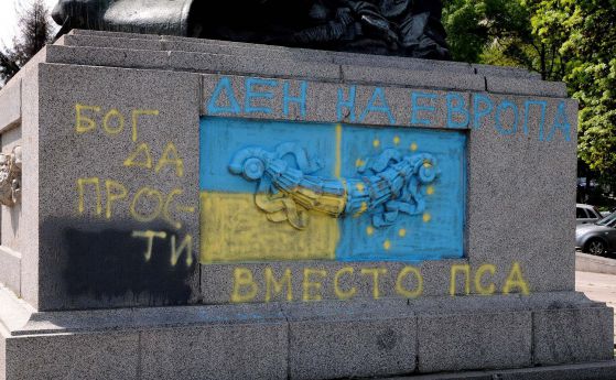 Боядисаха паметник в "Лозенец" в цветовете на украинския флаг (снимки)