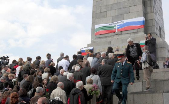 Близо 1000 отбелязаха Деня на победата пред паметника на Съветската армия (снимки)