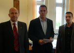 Трима депутати на Бареков напускат парламента днес