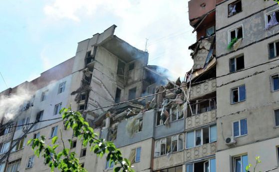 Затрупани хора под срутила се сграда в украинския град Николаев (видео)