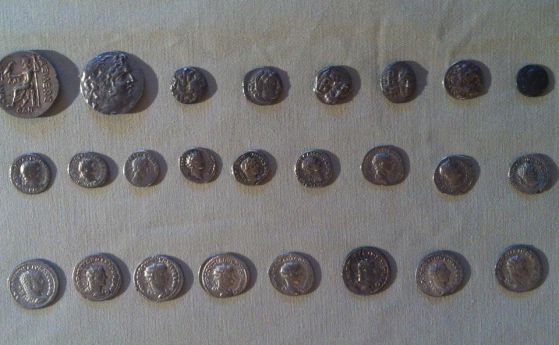 Митничари задържаха мъж за трафик на старинни монети