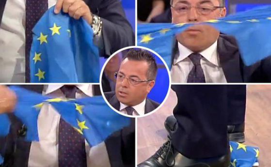 Джанлука Буонано къса флага на Европа. Снимка: ANSA.