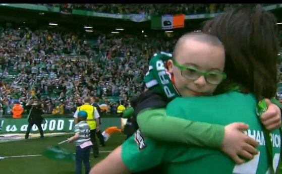 Футболист подари победата си на дете с Даун (видео) 
