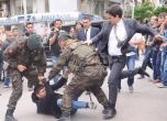 Съветник на Ердоган преби протестиращ 