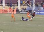 Футболист почина след брутален фал в Индонезия (видео)