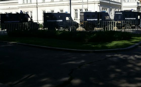 Парламентът под полицейска обсада в деня на дебата за вота.
