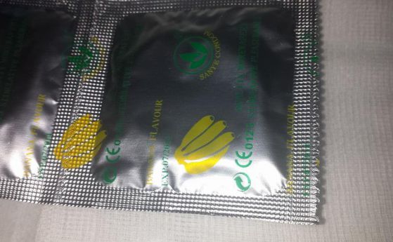 Бареков раздава презервативи в София (снимки)