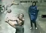Мъж улови във въздуха дете, паднало от втория етаж на сграда (видео)