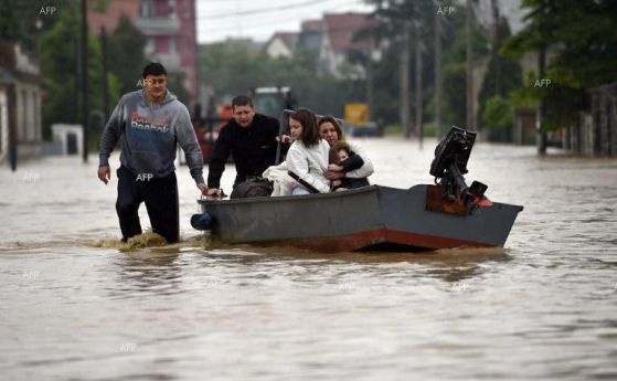 Порой наводни Скопие, автомобили плуват по улиците в македонската столица