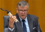 Австралийски депутат внесе динамит и граната в парламента (видео) 