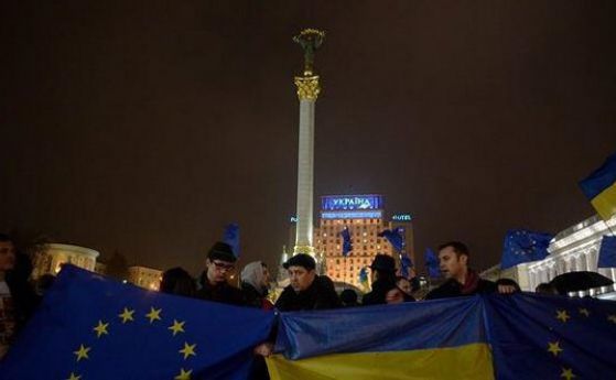 Прибират палатките от Майдана в Киев 