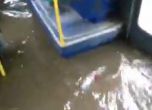 Пороят превърна столичен автобус в басейн (видео)