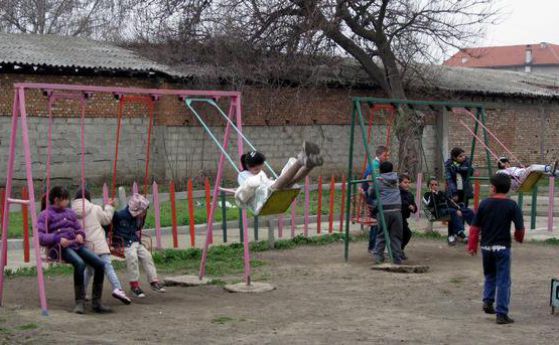 Деца от Славянск се евакуират в летни лагери