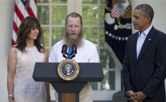 Родителите на пленения американски войник заедно с Барак Обама на изявление по случай освобождаването на сина им. Снимка: voanews.com.