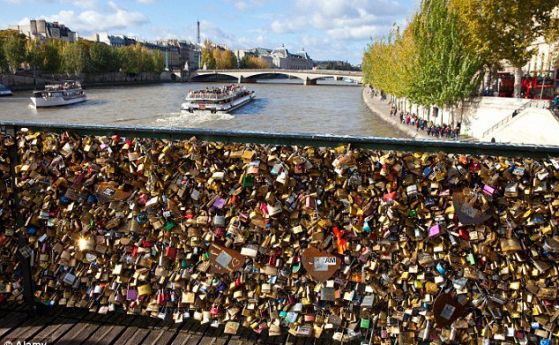 Мостът на изкуствата в Париж пропадна от катинарите на влюбените