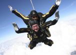 Джордж Буш-старши скочи с парашут за 90-ия си рожден ден (видео)