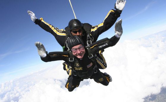 Джордж Буш-старши скочи с парашут за 90-ия си рожден ден (видео)