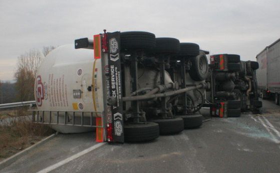 Камион се преобърна и затвори пътя за Бургас