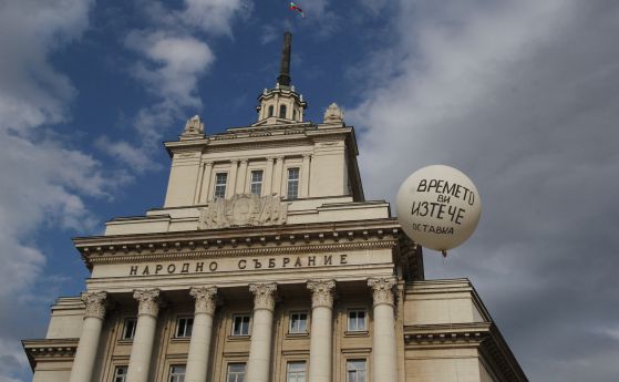 Financial Times: Възможна е коалиция ГЕРБ-ДПС след вота в България