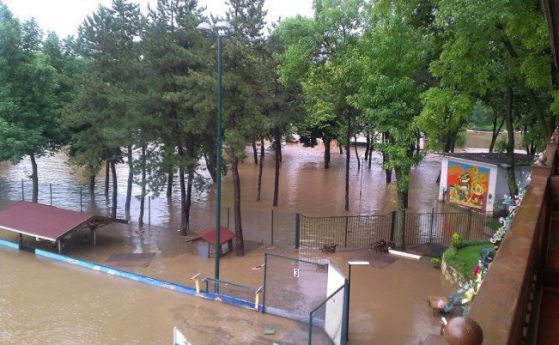 Градският парк в Добрич под вода