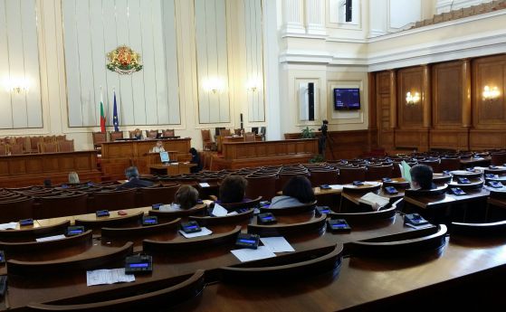 Кворум няма, оставката на Станишев не е гласувана