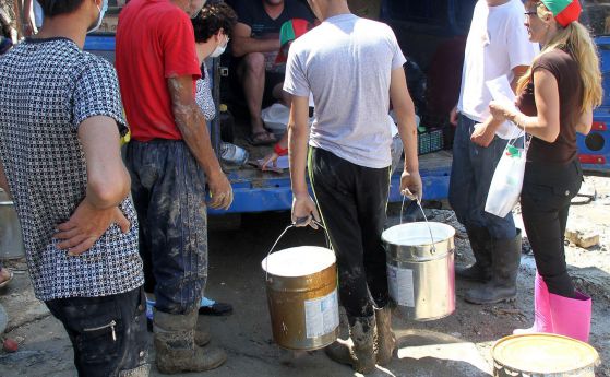 БЧК раздава хуманитарна помощ на засегнатите.