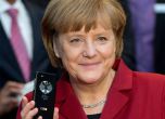 Ангела Меркел с предишния си телефон.