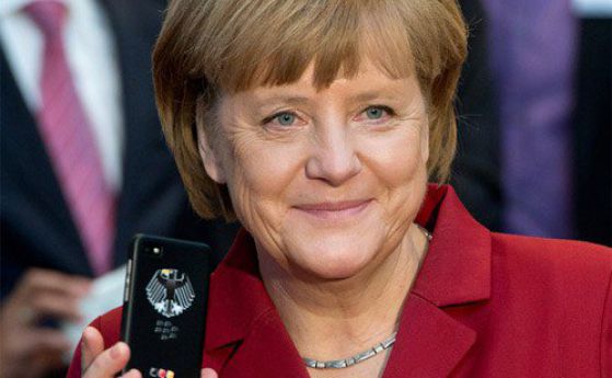 Ангела Меркел с предишния си телефон.