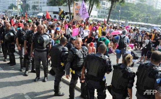 Сълзотворни гранати летяха срещу демонстранти в Бразилия