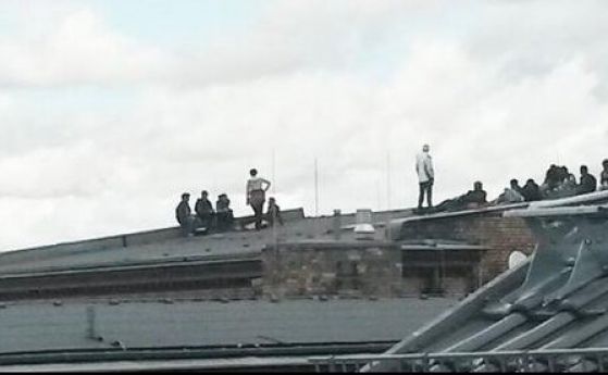 Бежанци окупираха сграда в Берлин, заплашват да се самозапалят