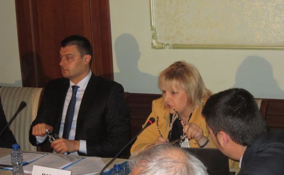 Мария Капон, редом до Николай Бареков, на кръгла маса за проблемите в енергетиката, организирана от 