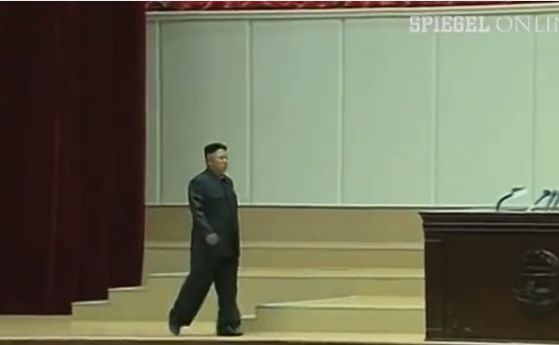 Ким Чен Ун куца на церемония в Северна Корея (видео) 